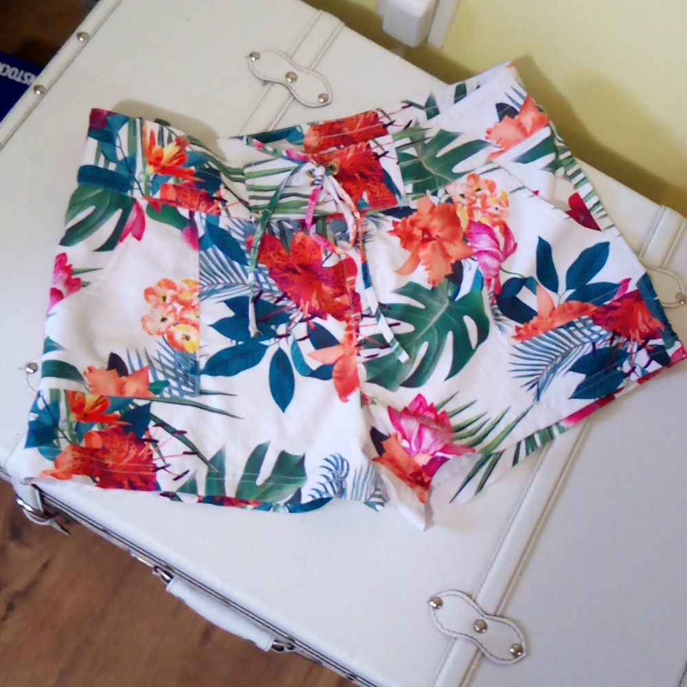 La Blanca women's M board shorts, even cuter on! Smoke free home